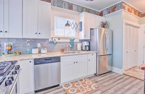 Galveston House | Bright Texas Retreat Near Pleasure Pier & Beach!