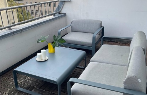 Friedrichshain-Kreuzberg Apartment | Bright top floor apartment in Kreuzberg with a view of the Spree, incl. air conditioning