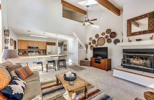 Cloudcroft House | Bright Townhome - 1 Mile to Downtown Cloudcroft