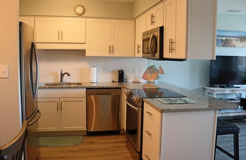 Emerald Isle Condo | Bright & Updated 3BR Condo, Slight Ocean View, Resort-Style Amenities