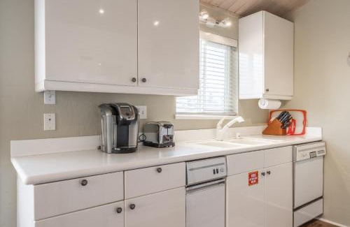 Mammoth Lakes House | Bright updated end unit 2 bedrm 2 bathrm Timberline #36 high ceilings open floor plan