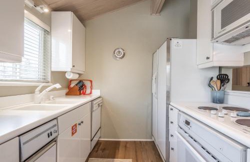 Mammoth Lakes House | Bright updated end unit 2 bedrm 2 bathrm Timberline #36 high ceilings open floor plan