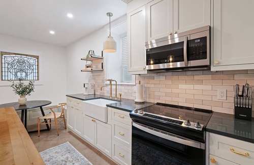 Vancouver House | Bright, Uptown Apartment with Indoor Sauna