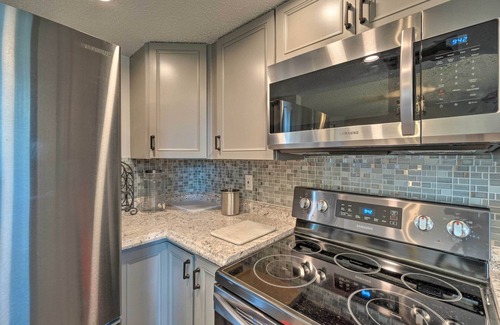 South Venice Cottage | Bright Venice Home w/Yard < 4 Miles to Beach!