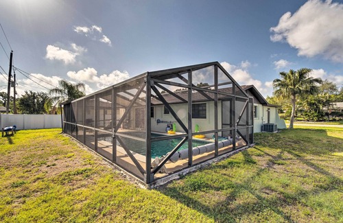 South Venice Cottage | Bright Venice Home w/Yard < 4 Miles to Beach!