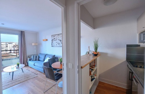 Combat Apartment | Bright with balcony at Buttes Chaumont