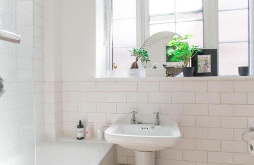 Vincent Square Apartment | Bright wood-floor apartment near Parliament