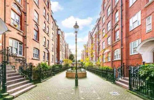 Vincent Square Apartment | Bright wood-floor apartment near Parliament