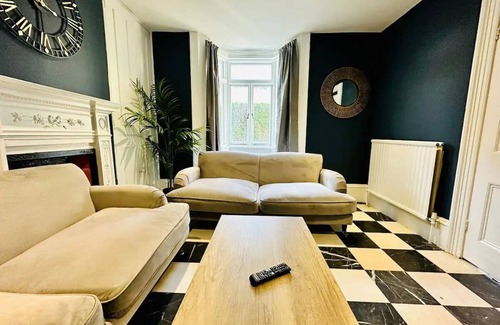 Montpelier Apartment | Brighton City Centre Seafront 5 Bedroom Flat BN1115Upp