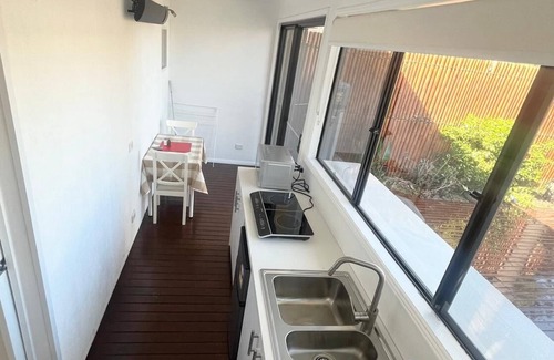 Brighton East Apartment | Brighton Guest Suite – Walk to Bay St, Train, Sky Bus and Beach. Free Parking!