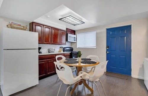 Brighton House | Brighton Retreat - Walk to Metro