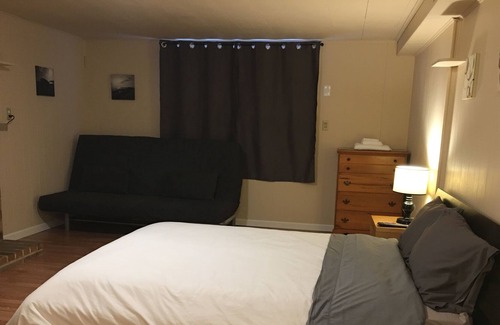 Brighton House | Brighton Retreat (Walk to Metro)