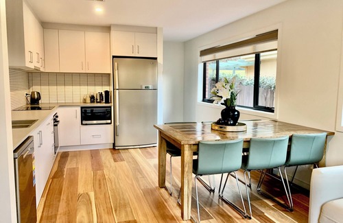 Yarralumla House | Brilliant 3 bedroom home garden views garage parking walking distance to lake