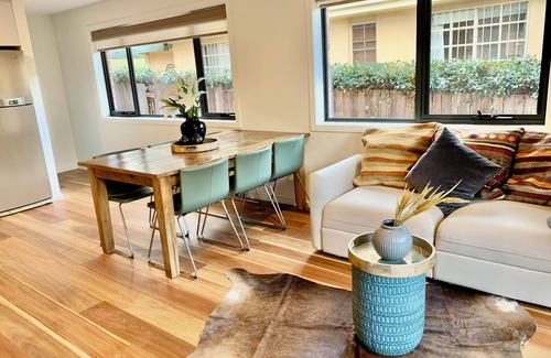 Yarralumla House | Brilliant 3 bedroom home garden views garage parking walking distance to lake