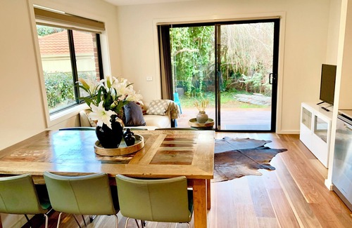 Yarralumla House | Brilliant 3 bedroom home garden views garage parking walking distance to lake