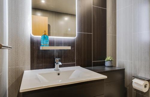 Manchester Apartment | Brimmond Homes - nr to Univ, Hospitals, o2 Apollo, PLAB & 7 mins to City Centre - Stylish, Modern & Secure 2 Bed, 2 Bath Apt with Allocated Free Parking