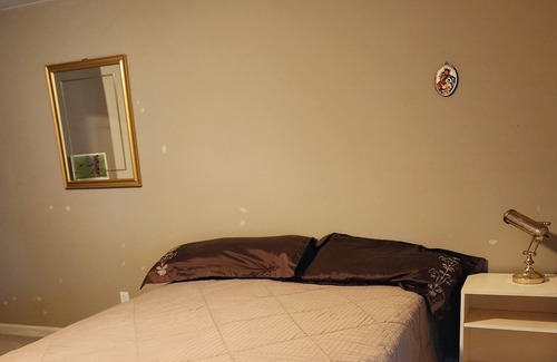 Holly House | Bring all family members. Specious house. Free parking. Locates in cul de sac.