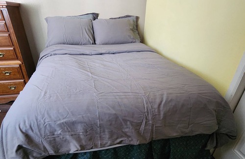 Holly House | Bring all family members. Specious house. Free parking. Locates in cul de sac.