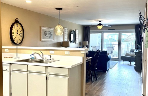 Miramar Beach Condo | Bring Fido! 2 bd/2 ba end unit, w/beach service for 4, Destin-Miramar Beach, FL