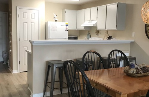 Miramar Beach Condo | Bring Fido! 2 bd/2 ba end unit, w/beach service for 4, Destin-Miramar Beach, FL