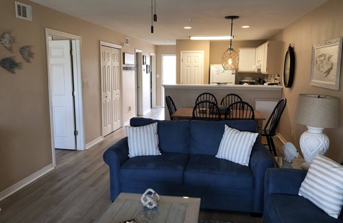 Miramar Beach Condo | Bring Fido! 2 bd/2 ba end unit, w/beach service for 4, Destin-Miramar Beach, FL