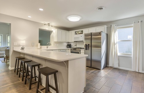 Anderson House | BRING THE BOAT! 4/4 Home on Lake Hartwell, private Dock included and HOT TUB!