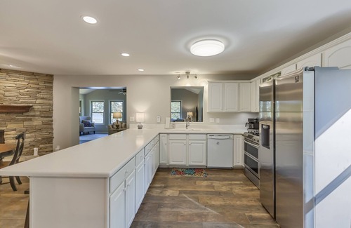 Anderson House | BRING THE BOAT! 4/4 Home on Lake Hartwell, private Dock included and HOT TUB!