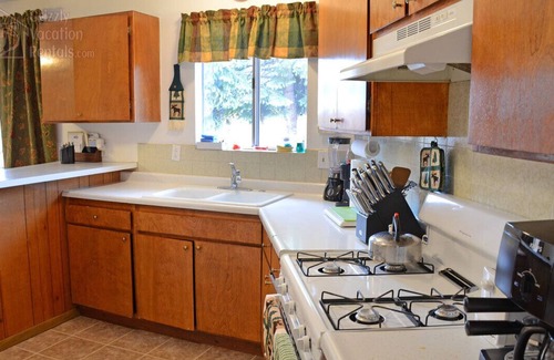 Big Bear City Cabin | ❤️ Bring the family together: Ideal layout, close to trails, big yard