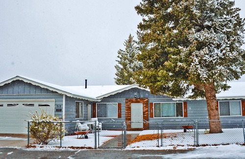 Big Bear City Cabin | ❤️ Bring the family together: Ideal layout, close to trails, big yard