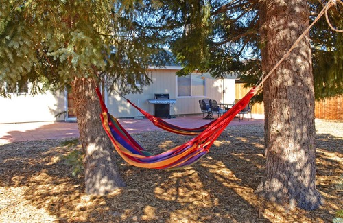 Big Bear City Cabin | ❤️ Bring the family together: Ideal layout, close to trails, big yard
