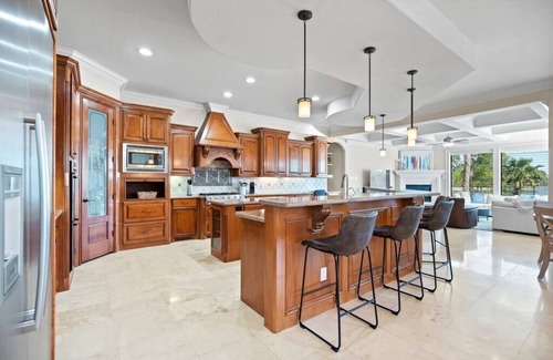Montgomery House | Bring Your Boat! Luxe Lakefront ☀Pool☀Hot Tub☀Dock ☀ Close to Restaurants