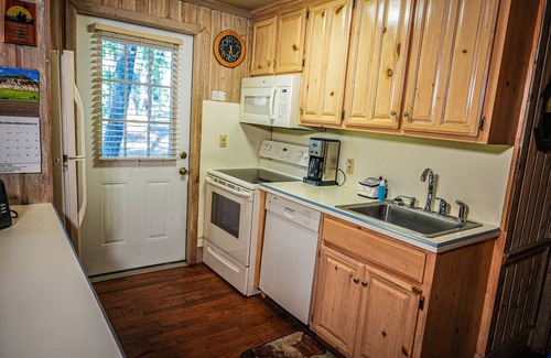 Pine Mountain Ski Chalet | Bring your fur-baby and enjoy this beautiful Chalet overlooking Lake Innsbruck!