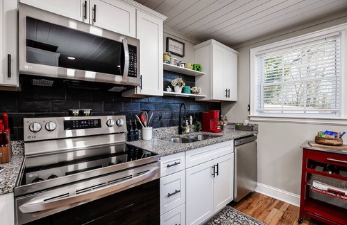 Bristol House | Bristol Basecamp - Clean, Cozy, & Convenient!
