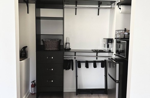 Bristol House | Bristol Firefly Studio: Kitchenette, Private Patio