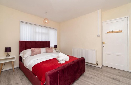 Bristol House | Bristol Place - Entire 3 Bedroom Home with Parking & Garden - Groups & Families