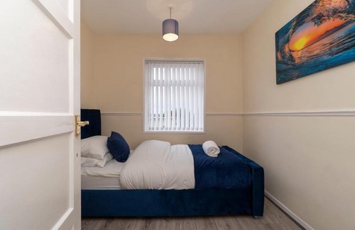 Bristol House | Bristol Place - Entire 3 Bedroom Home with Parking & Garden - Groups & Families