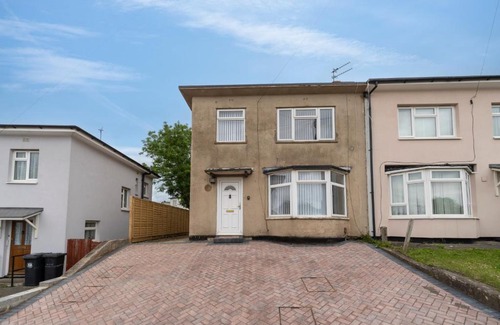 Bristol House | Bristol Place - Entire 3 Bedroom Home with Parking & Garden - Groups & Families