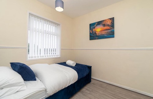 Bristol House | Bristol Place - Entire 3 Bedroom Home with Parking & Garden - Groups & Families