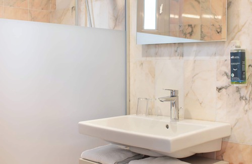 Saint-Sylvain-d'Anjou Hotel | Brit Hotel Angers Parc Expo - L'Acropole