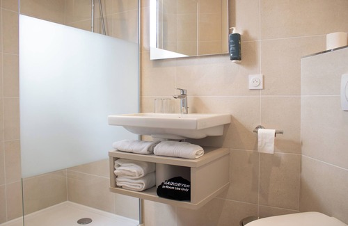 Saint-Sylvain-d'Anjou Hotel | Brit Hotel Angers Parc Expo - L'Acropole