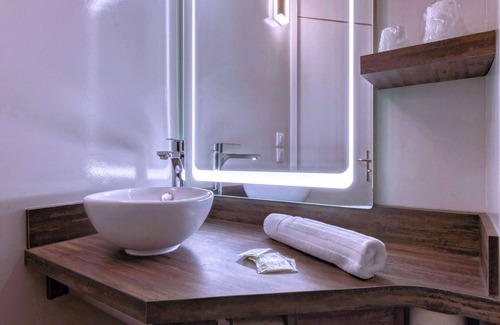 Lons Hotel | Brit Hotel Confort Pau Lons