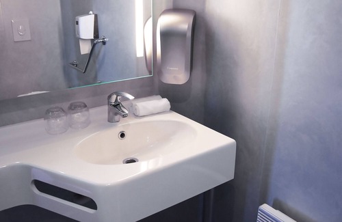 Saint-Yrieix-la-Perche Hotel | Brit Hotel Confort La Tour Blanche