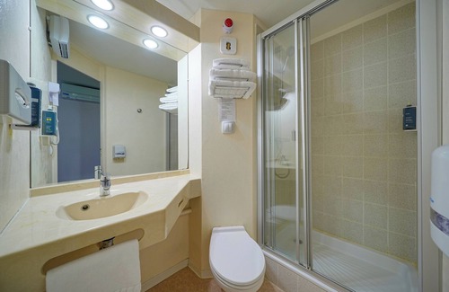 Saint-Saturnin Hotel | Brit Hotel Les Evens