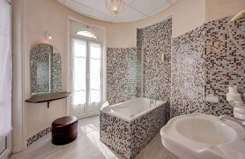 Bagnoles-de-l'Orne Hotel | BRIT HOTEL & SPA Le Roc au Chien