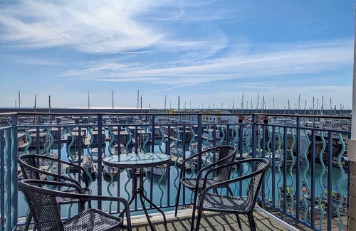 Seafront Apartment | Britannia Harbour View | by Brighton Holiday Lets