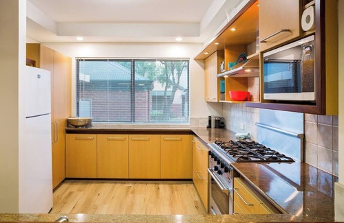 Broadwater House | Broadwater Bliss Beachside Escape w Resort Perks