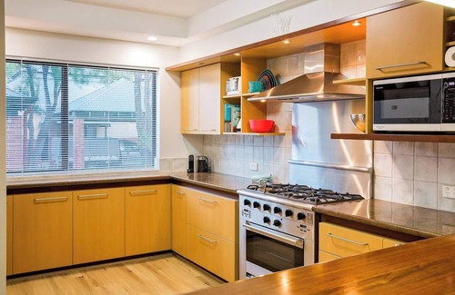 Broadwater House | Broadwater Bliss Beachside Escape w Resort Perks