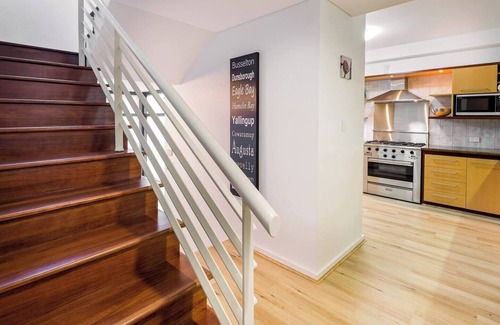 Broadwater House | Broadwater Bliss Beachside Escape w Resort Perks