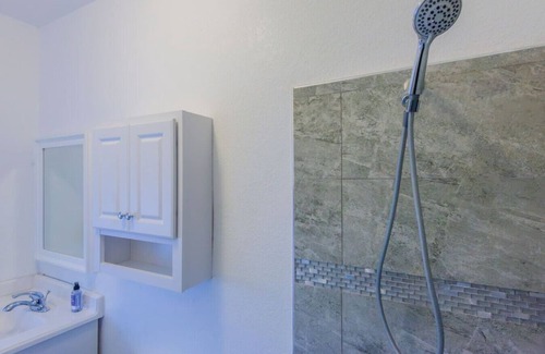 South Redondo House | Broadway 1 - Clean Private Studio