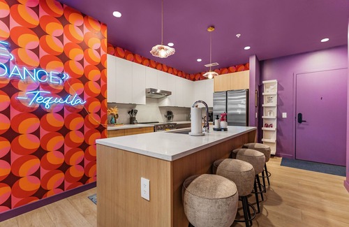 Sobro Condo | Broadway Bliss ★ Walk to Broadway! ★ 3 Bedroom DT condo ★ Pool, Gym, Fire Pits